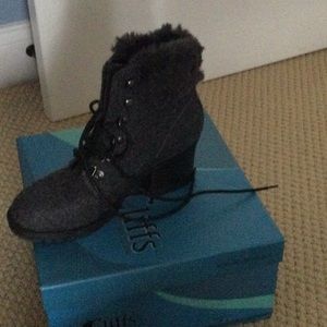 Women lace up boots